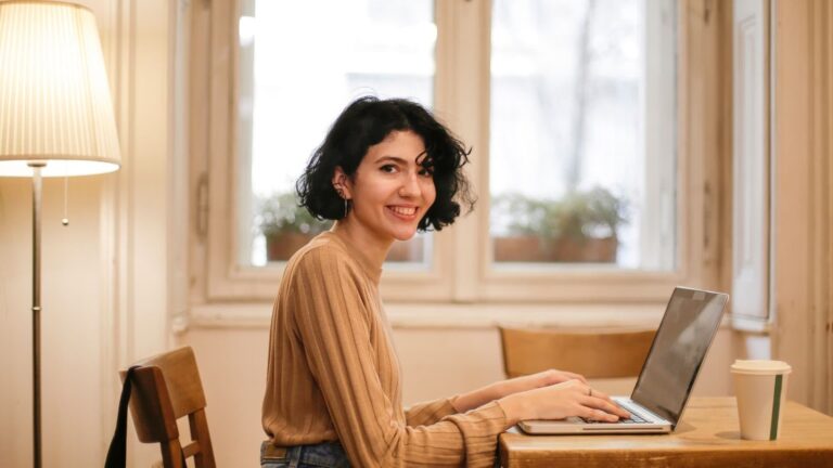 jeune femme travail bureau